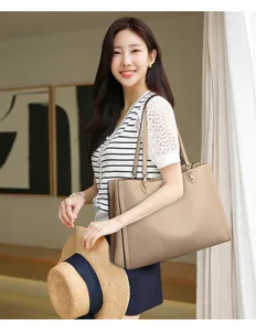 Elegant model met een grote kaki lederen tote bag voor zakelijk gebruik