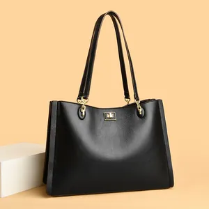 Elegante zwarte tote bag van generfd leer voor zakelijk gebruik en woon-werkverkeer.