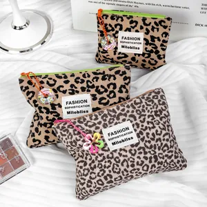 Elegante set di pochette leopardate in tela con cerniere colorate e graziosi ciondoli