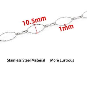 Makroansicht der geprägten ovalen Kette aus Edelstahl mit 1 mm Dicke und 10,5 mm Größe