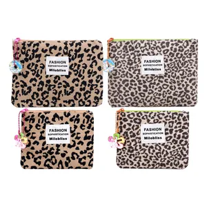 Set di 4 pochette leopardate con etichetta Milobliss e ciondoli colorati per trucchi