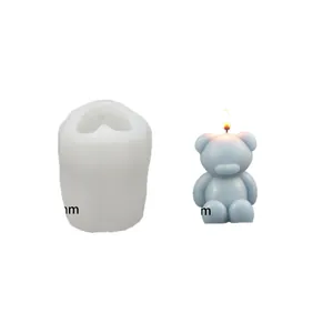 Siliconen teddybeer kaarsvorm met afgewerkte lichtblauwe berenkaars op witte achtergrond