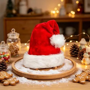 Bonnet de Noël classique en peluche rouge avec bordure en fausse fourrure blanche et pompon