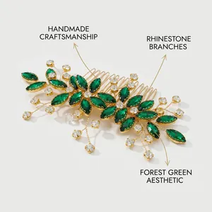 Gros plan d'un élégant peigne à cheveux de mariée en strass vert forêt avec branches dorées