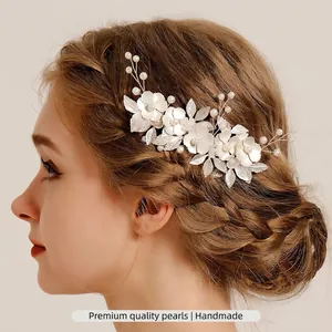 Peigne à cheveux de mariée fait main avec fleurs blanches et perles élégantes pour femme