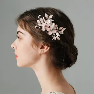 Peigne à cheveux de mariée fait main avec fleurs et perles pour styles élégants
