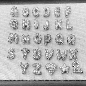 Vue détaillée de breloques en forme de lettres bulles serties de zircons en argent