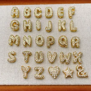 Vue détaillée de pendentifs alphabet ballon bouffi plaqués or 18 carats avec oxydes.