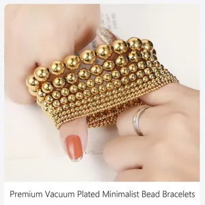 Set di bracciali in grani d'oro in acciaio inossidabile di varie dimensioni sulla mano