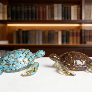 Figurine de Tortue de Mer en Résine avec Éclats de Pierre de Cristal Naturel et Feuille d'Or Ornement de Bureau Sculpture d'Animal Décoration Maison Bureau