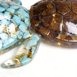 Tortue de mer en résine faite main avec cristaux naturels et feuilles d'or