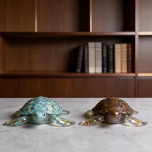 Ornements de tortue de mer faits à la main en résine avec des feuilles d'or sur marbre