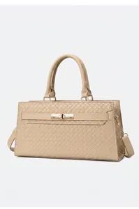 Sac à main beige élégant à texture tissée avec boucle dorée et détail de poignée