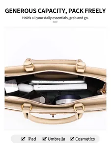 Vue détaillée de l'intérieur spacieux d'un sac à main tissé élégant avec des objets