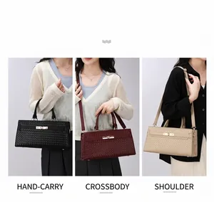 Détail du sac à main tissé montrant les styles porté main, bandoulière et épaule