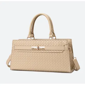 Vue détaillée rapprochée du sac à main beige tressé avec fermoir tournant en métal doré
