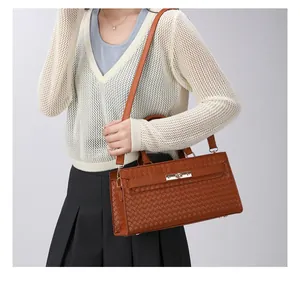 Sac à main marron à motif tressé avec fermoir en métal et bandoulière pour femme