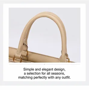 Détail rapproché de la poignée du sac à main beige avec finitions dorées élégantes