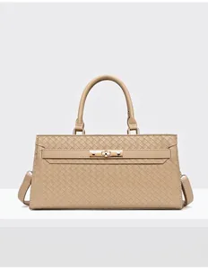 Vue de face d'un sac à main beige tressé avec boucle dorée et bandoulière