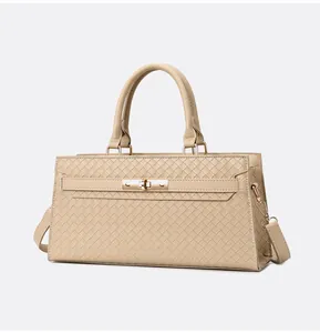Sac à main tissé beige élégant avec quincaillerie dorée et poignée supérieure pour femmes