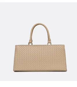 Vue détaillée d'un élégant sac à main beige tissé avec poignée supérieure structurée