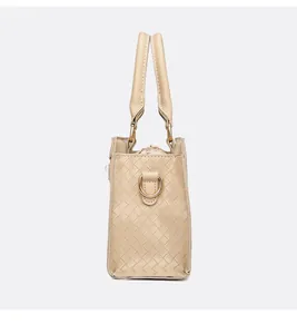 Vue latérale détaillée d'un sac à main beige élégant avec une texture tressée fine