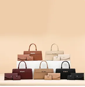 Ensemble de sacs à main à texture tissée en diverses couleurs dont marron, beige et noir