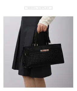 Sac à main élégant noir tressé avec poignée supérieure et boucle métal sur mannequin