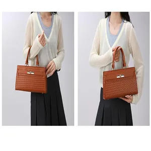 Femme portant un sac à main marron à texture tressée avec rabat et boucle en métal