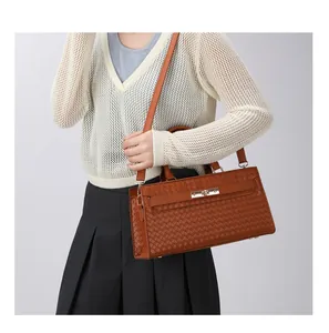 Sac à main tendance en similicuir tressé marron avec fermoir rotatif doré chic