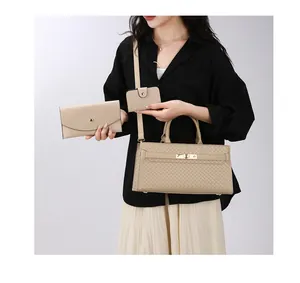 Ensemble de trois sacs à main beige avec texture tressée et détail de fermoir doré