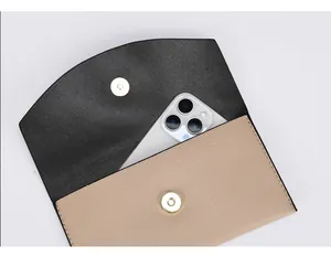 Vue détaillée d'une pochette en cuir bicolore montrant la capacité du smartphone