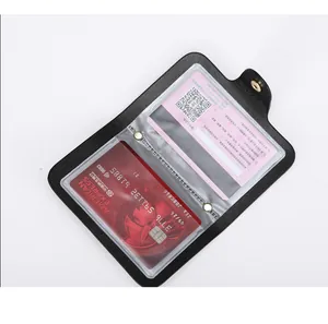 Détail interne montrant les fentes pour cartes en plastique d'un porte-cartes en cuir noir