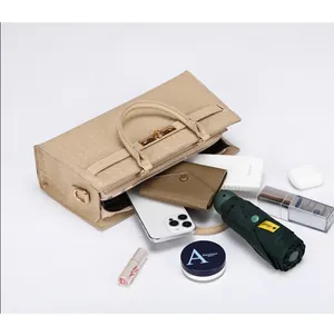 Vue détaillée d'un sac à main beige tressé montrant sa grande capacité de rangement