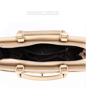 Vue détaillée des compartiments de rangement internes d'un sac à main beige élégant.