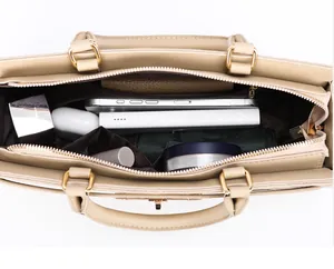 Vue rapprochée du compartiment principal spacieux de ce sac à main beige très élégant