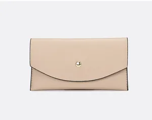 Vue détaillée d'une pochette enveloppe en cuir texturé beige avec bouton-pression doré.