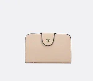 Vue détaillée d'un portefeuille beige à motif litchi avec élégant fermoir bouton doré