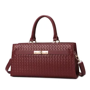 Sac à main élégant bordeaux à texture tissée, détails dorés et poignées