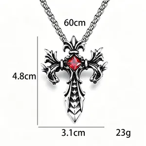 Collana a croce gotica con gemma rossa: 4,8x3,1 cm di dimensione e catena da 60 cm