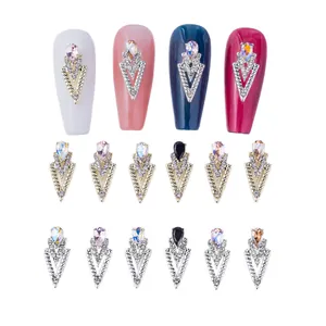 Charmes d'ongles élégants en alliage en forme de V avec strass pour décoration manucure