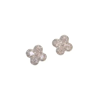 Elegantes pendientes de botón con flor de cuatro hojas y circonitas para mujer