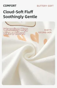Gros plan sur un tissu en coton crème doux pour un ensemble de sous-vêtements pour bébé