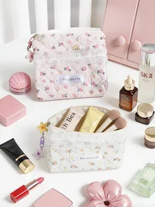 Beauty case trapuntato con fiori e orsetto in pizzo