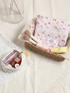 Borsa cosmetica trapuntata con fiori e orsetti, pizzo e etichetta MILOBLISS rosa tenue