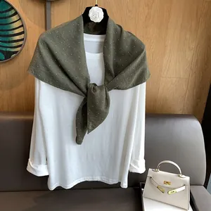Écharpe en coton et lin vert de style français avec des détails élégants en strass