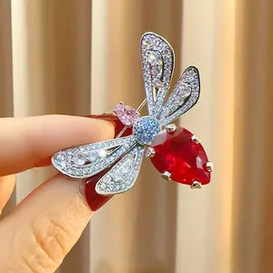Exquisite handgefertigte Libellenbrosche mit Zirkonia-Pavé und einem roten tropfenförmigen Stein