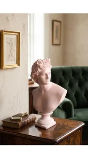 Ροζ ρητινένιο μπούστο Απόλλωνα σε vintage ξύλινο γραφείο με κλασικά αξεσουάρ