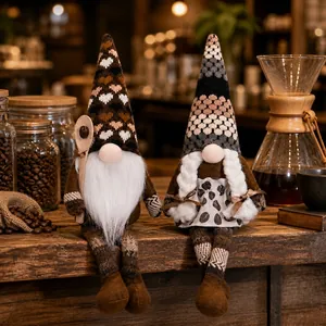 Coppia di gnomi di peluche per il festival del caffè su un bancone di legno rustico