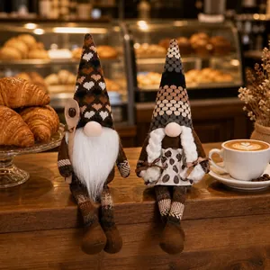 Una coppia di gnomi di peluche a tema caffè senza volto seduti su un bancone di legno
